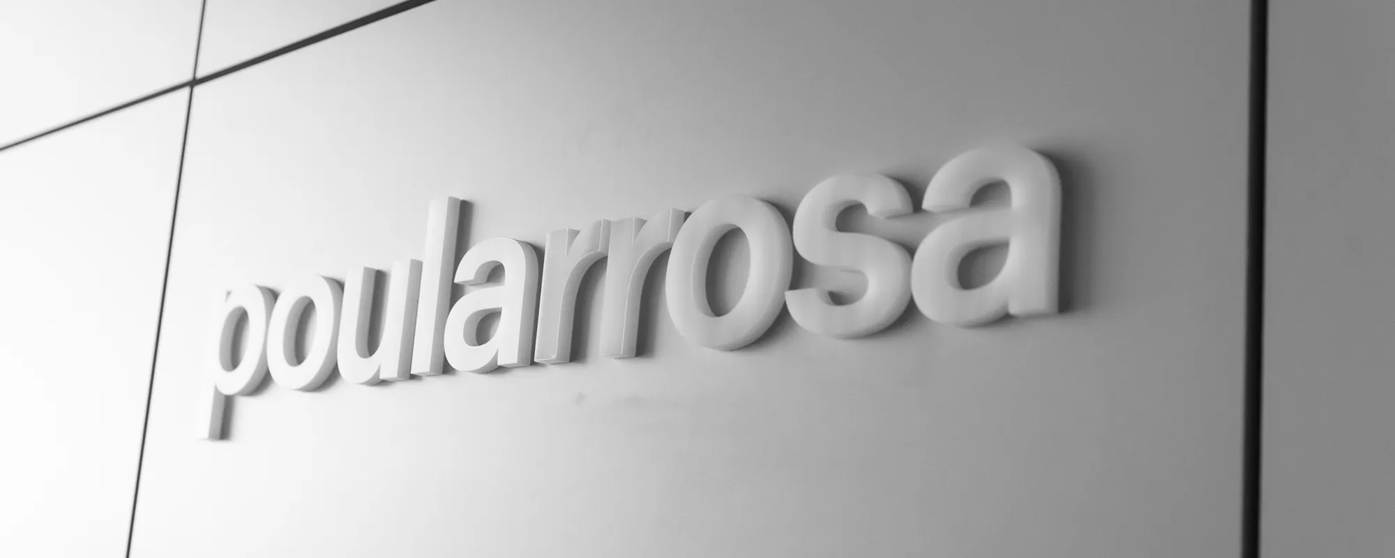 Rótulo corporativo de Poularrosa en la pared del estudio